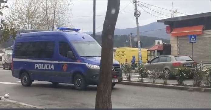     Policia e Elbasanit kontroll pranë shtabit elektoral të PD
