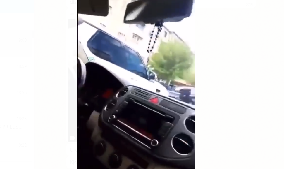 Momenti i tmerrit në Elbasan, krisma armësh dhe njerëz që largohen me vrap (VIDEO)