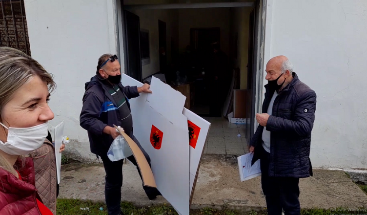  Largohen 10 komisionerë të LSI nga qendrat e votimeve në Devoll