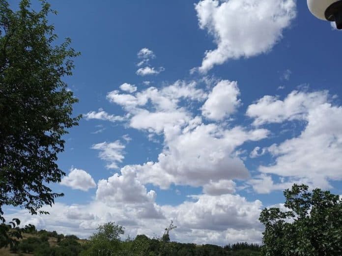 Moti sot/ Vranësira dhe reshje lokale shiu