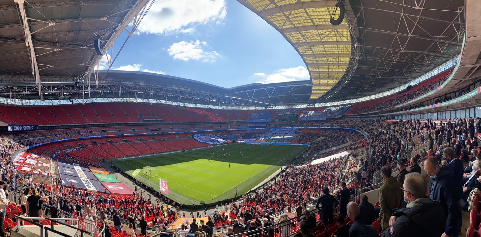 Futbollit në Angli i rikthehet shkëlqimi, finalja e Kupës luhet me tifozë