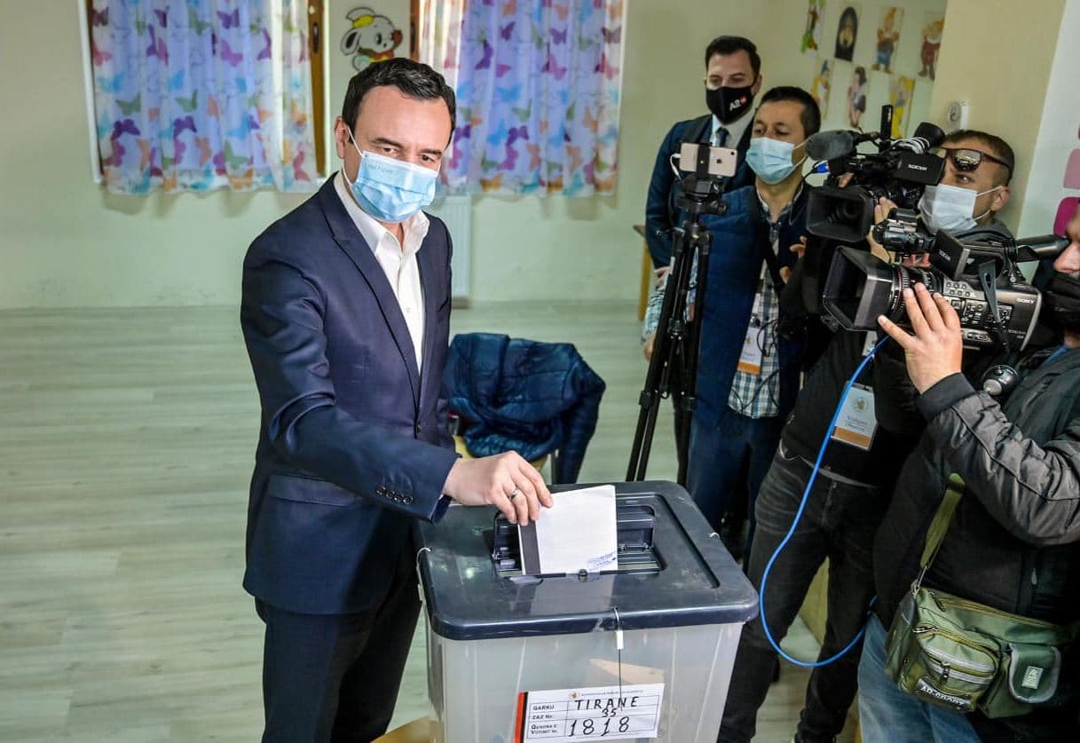 Kryeministri i Kosovës voton në Tiranë: I ftoj qytetarët të respektojnë atdheun dhe të votojnë!