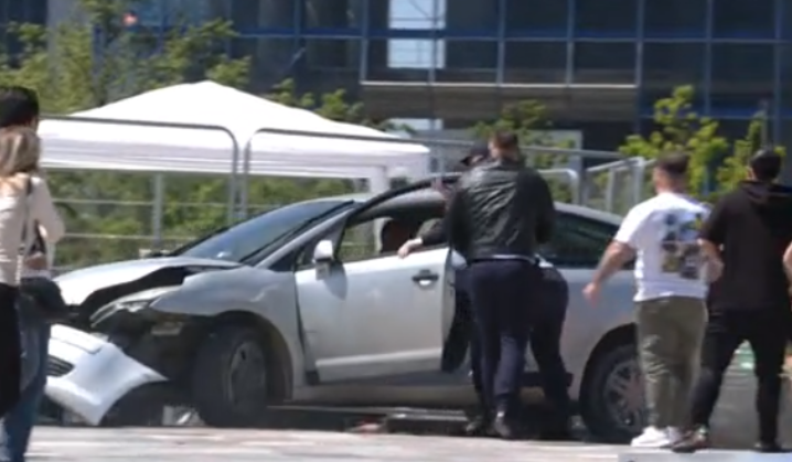 Video/ Makina hyn në sheshin “Skënderbej” drejt qytetarëve! Flet 'heroi' që ndaloi agresorin