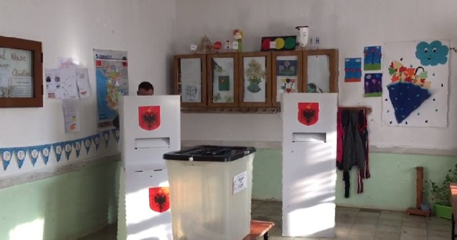 Nuk punon pajisja elektronike apo mungesë komisionerësh: Problemet me votimin në Durrës, Krujë, Korçë dhe Vlorë