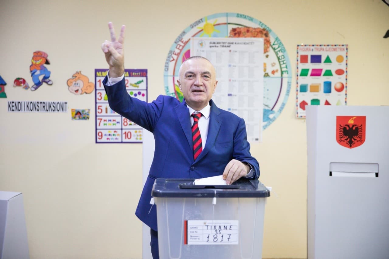 Voton Presidenti Meta: Për Kushtetutën, për demokracinë