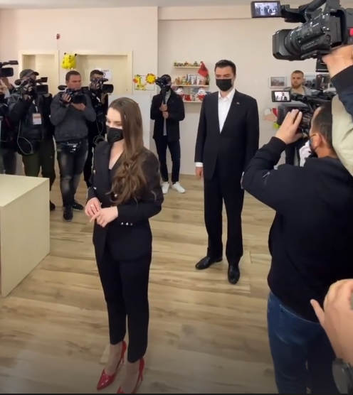 Kush është vajza që shkoi krah Lulzim Bashës për të votuar, në vend të bashkëshortes Aurela
