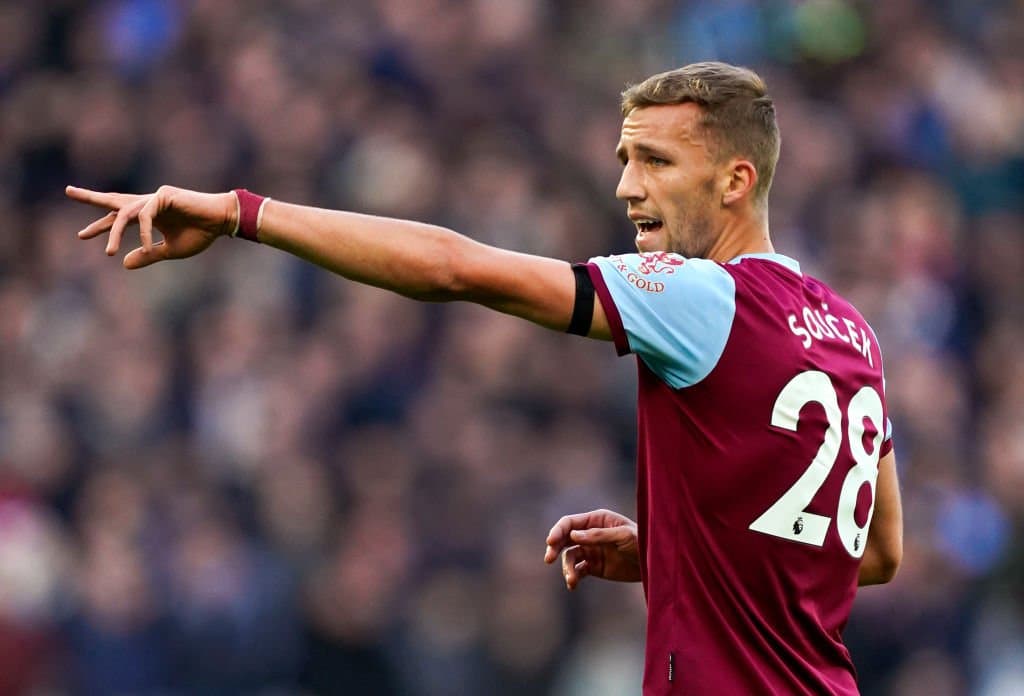Parisi vëzhgon  Thomas Soucek  