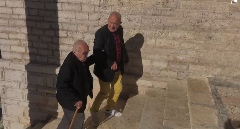 Video/ Qendra e votimit në kat të dytë, të moshuarit hasin vështirësi për të votuar