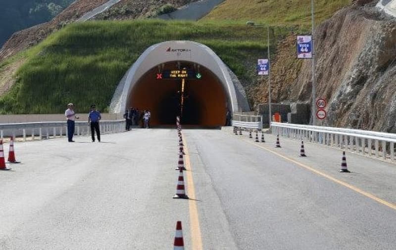 Makina humb kontrollin brenda tunelit Elbasan-Tiranë, dy të plagosur