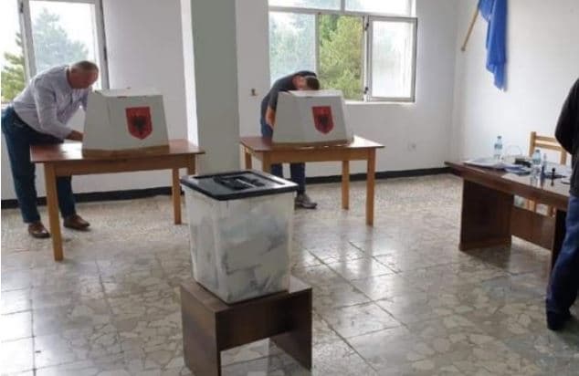 Konfliktohen fizikisht votuesit në Lekbibaj, bllokohet procesi i votimit
