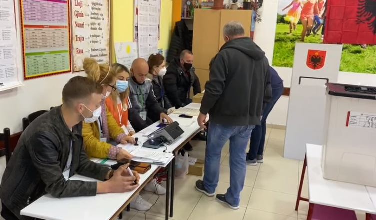 Procesi i votimit/ Meta dërgon këshilltarët e tij për monitorim në Elbasan, Durrës dhe Vlorë