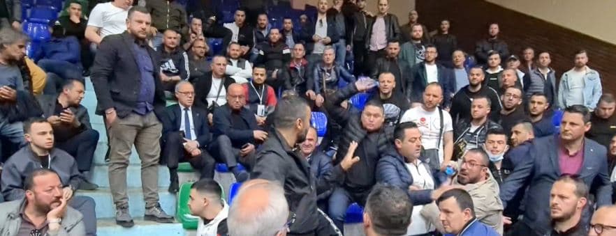 Incident në Durrës/ Mbështetësit e Vangjush Dakos sulmojnë Ferdinand Xhaferajn