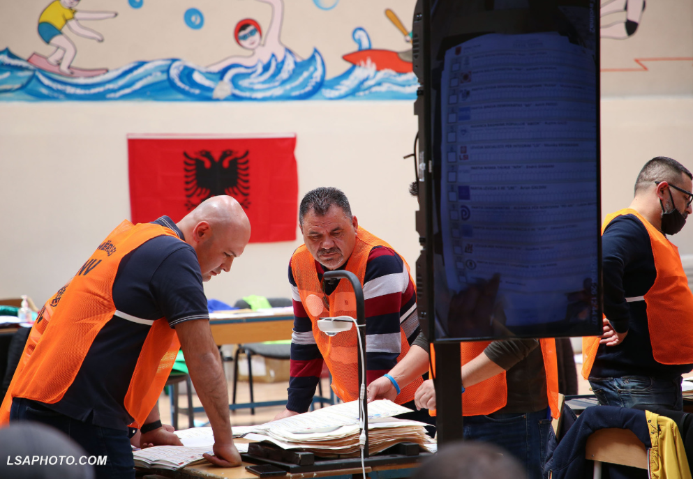 Vijon numërimi në Fier, më i votuari nuk është Erion Braçe por një grua
