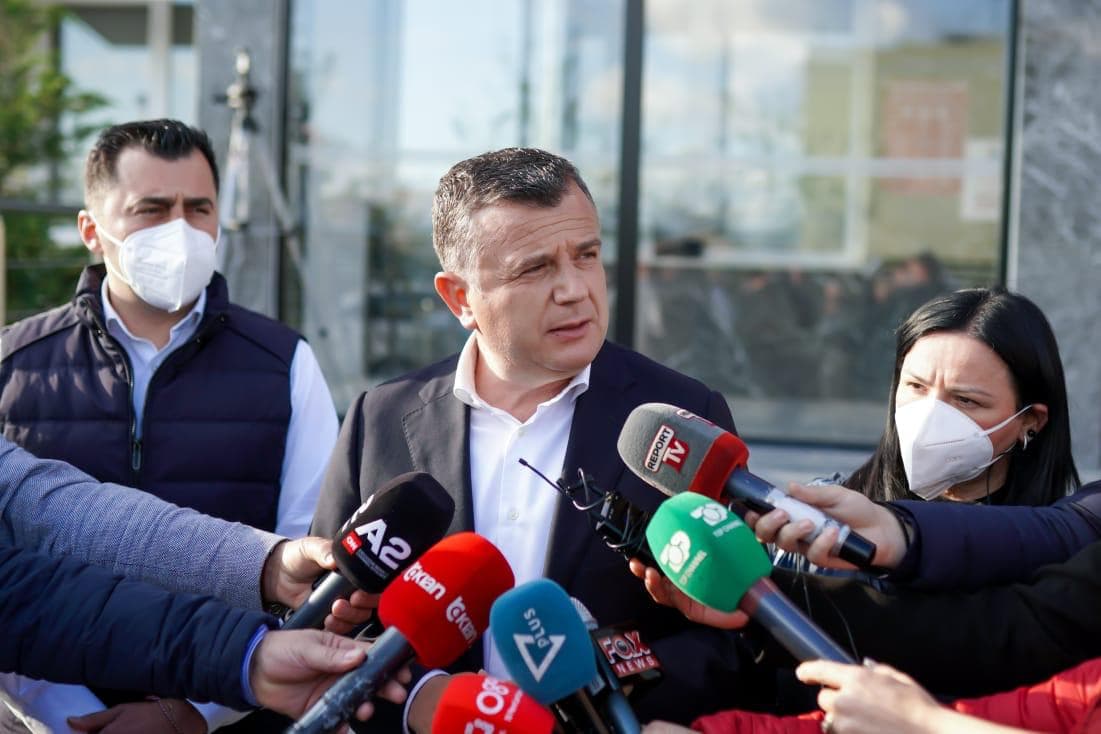    Shkarkimi i Presidentit/ Balla-Metës: Vazhdo me kumbullën Like se LSI-së s’ke ça i pi më
