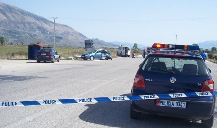 Përplasen dy makina në autostradën Tiranë-Durrës, ndërron jetë 60 vjeçarja