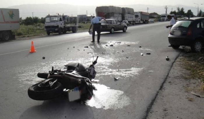 Makina përplaset me motorin, plagoset një 21-vjeçar