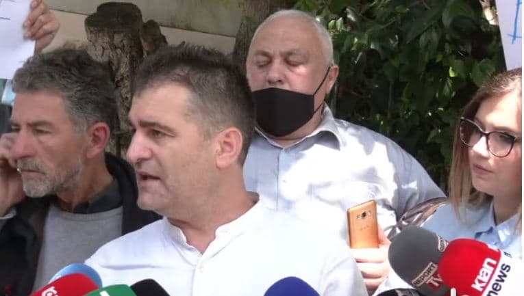 Ish kreu i degës së PD Kukës dhe një grup mbështetësish kërkojnë largimin e Bashës (VIDEO)