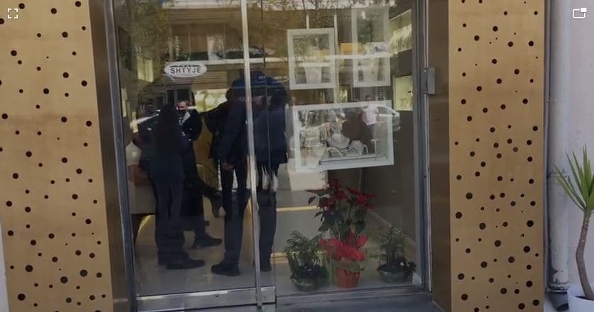Grabitet një argjendari, raportohet edhe për të shtëna me armë (VIDEO)