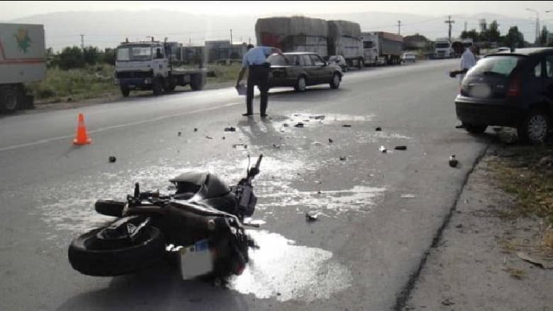 Makina përplaset me motorin në Fier, humb jetën një person