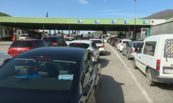 Turistët nga Kosova dynden drejt Shqipërisë, radha në Vërmicë-Morinë deri në 70 metra