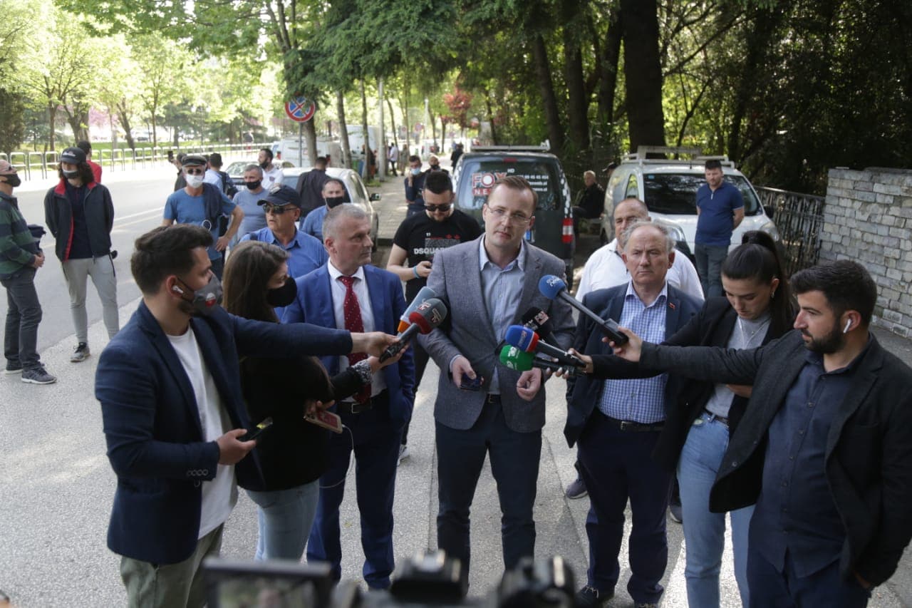 Protestë para PD, Hoxha: Jemi në krizë, na duhet platformë e re