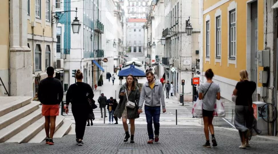 Lehtëson masat, Portugalia hap kufijtë me Spanjën