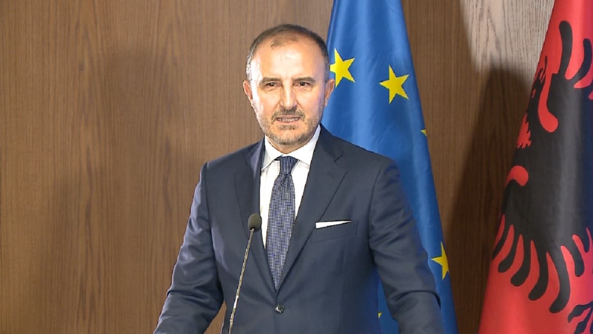 Soreca: Varhelyi mbërrin në Shqipëri më 5 maj