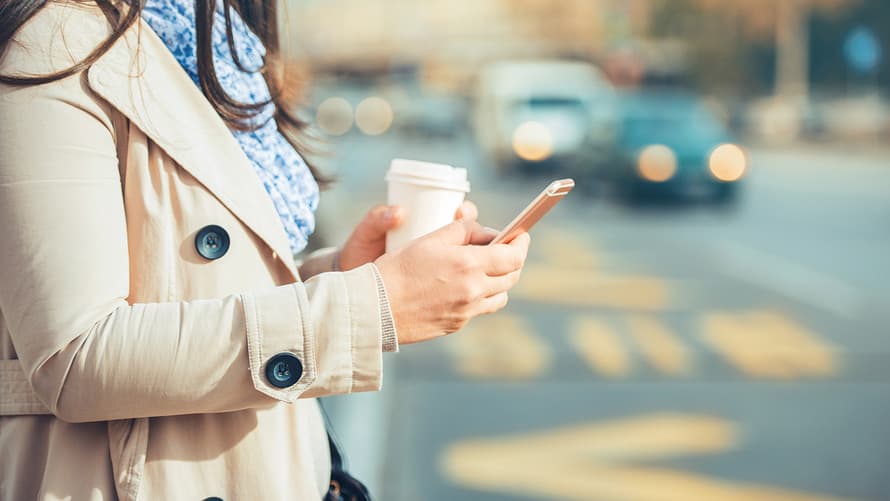 Arsyeja pse nuk duhet ta përdorni telefonin në rrugë