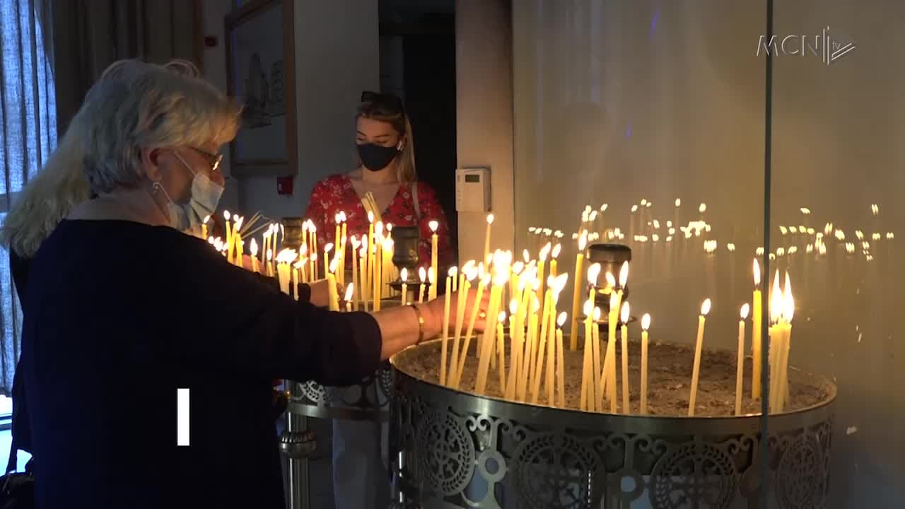 Orthodhoksët presin Pashkën (VIDEO)