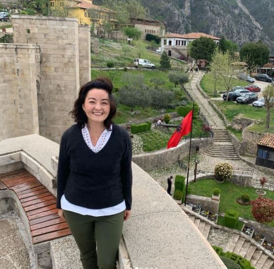   Ambasadorja Kim viziton Krujën dhe sjell poezinë amerikane për Skënderbeun