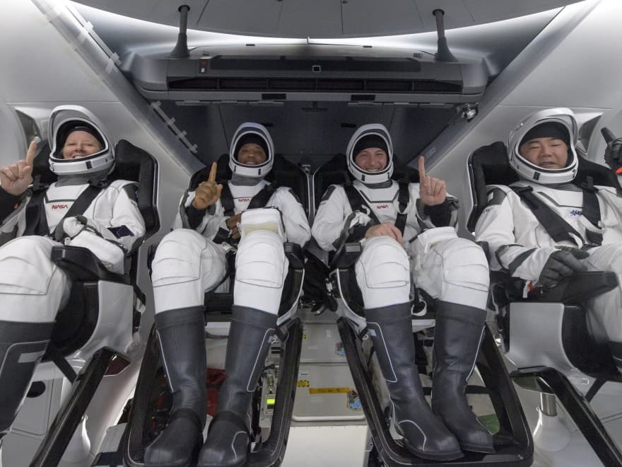 SpaceX kthen me sukses astronautët në Tokë