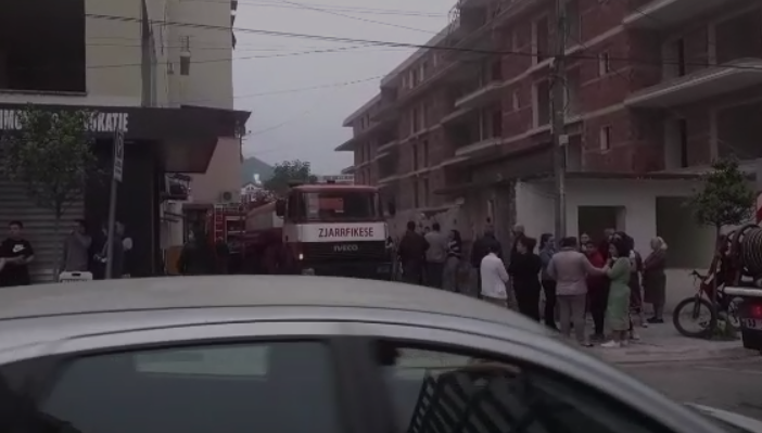 Elbasan, zjarr në bodrumin e pallatit 12 katësh (VIDEO)