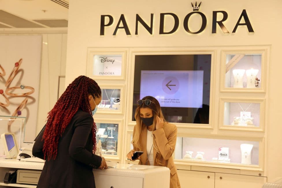 Pandora lançon diamantet e saj të prodhuara në laborator, çmimi ulët mund të rrisë shitjet