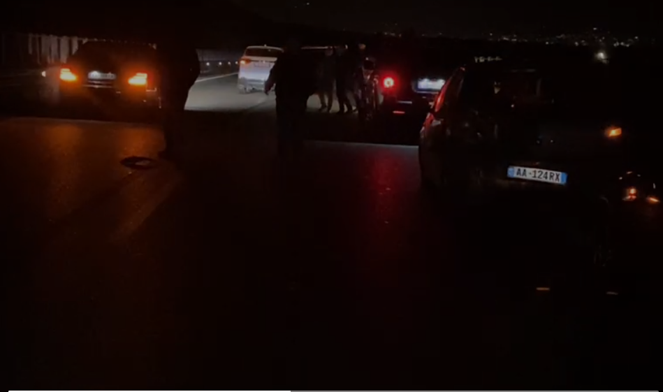 Përplasen dy makina tek “Kripa” në Vlorë (VIDEO)