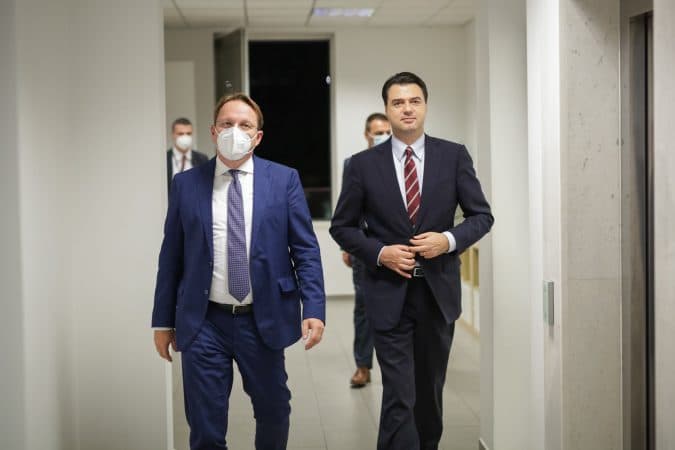 Pas konferencës me Ramën, Varhelyi takim për 20 minuta me Bashën në Rinas