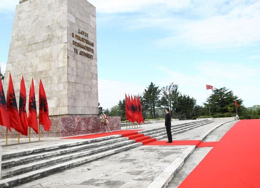 5 Maji/ Basha nderon Dëshmorët e Atdheut dhe Azem Hajdarin