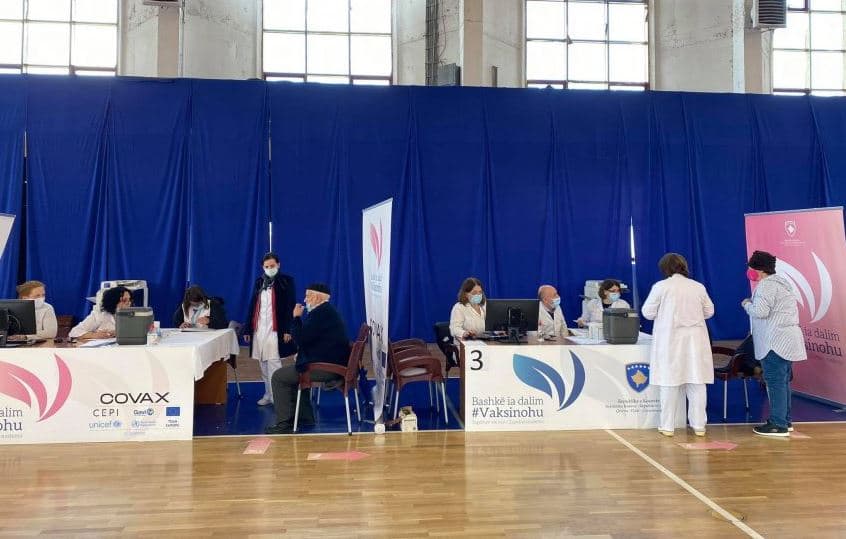     Mbërrijnë dozat e para Pfizer/ Rinis vaksinimi në Kosovë