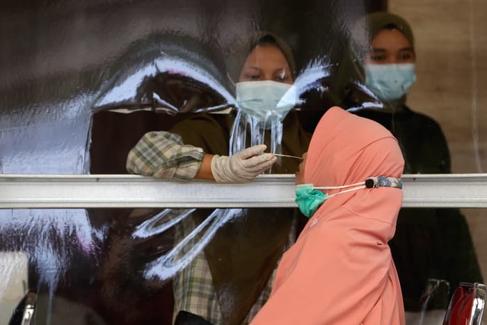 Skandal në Indonezi, teste me tamponë të përdorur në aeroport
