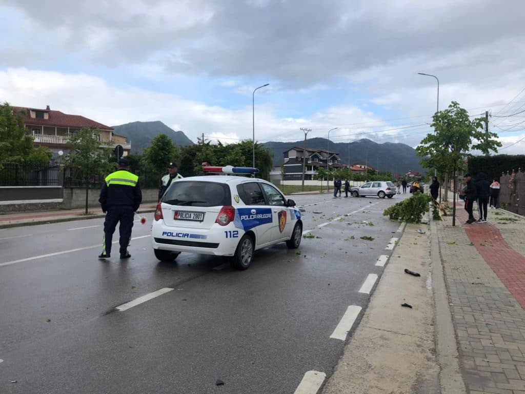 Makina e policisë aksidenton një person në Korçë
