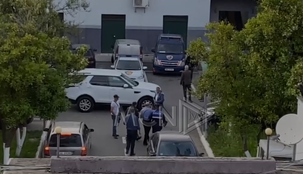 VIDEO/ Momenti kur Koço Buzo shoqërohet nga ish-kolegët pasi ekzekutoi gruan
