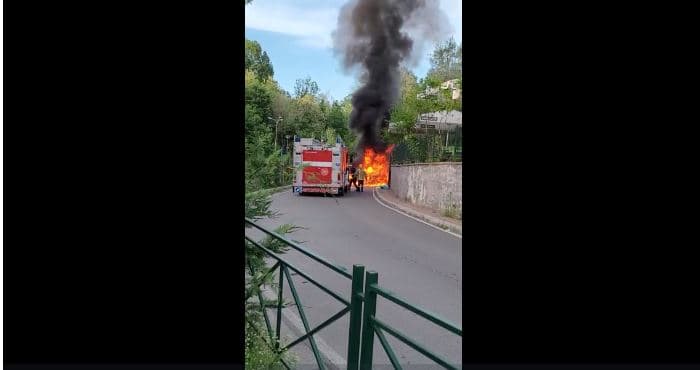 Një makinë digjet te Liqeni Artificial (VIDEO)