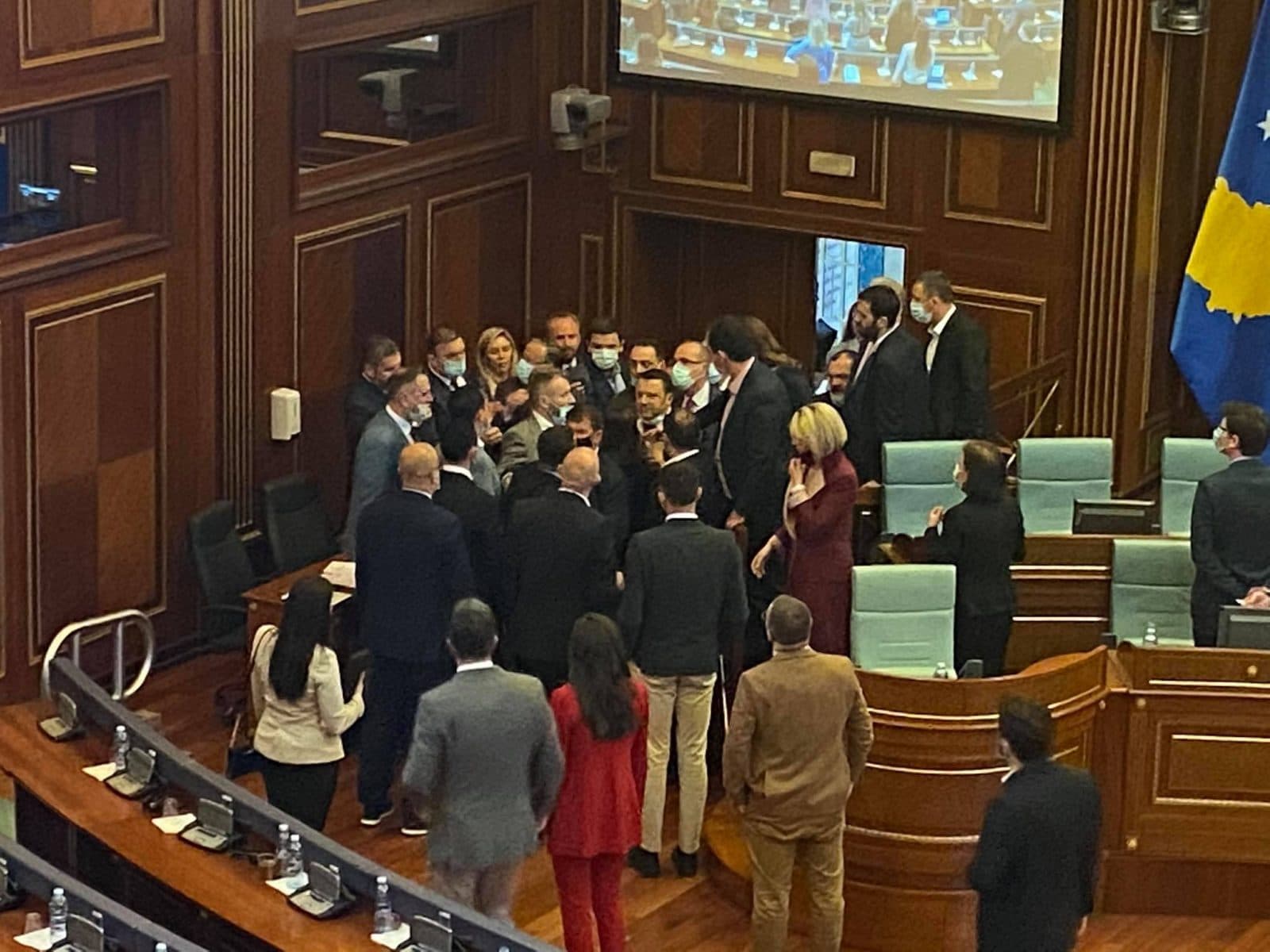     Ofendime e përleshje ndërmjet deputetëve në seancën e Kuvendit në Kosovë