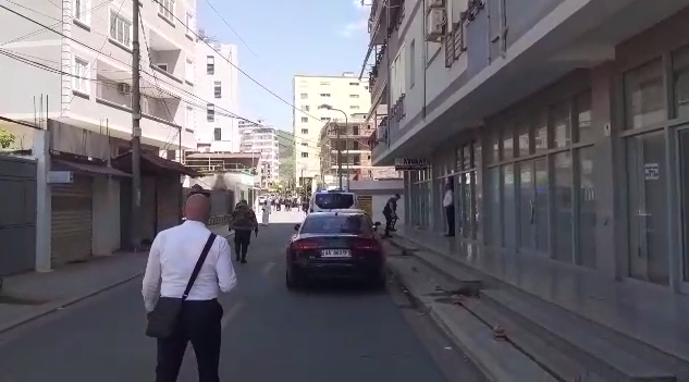 Burri vret gruan pranë gjykatës në Elbasan, autori është një ish-polic (VIDEO)