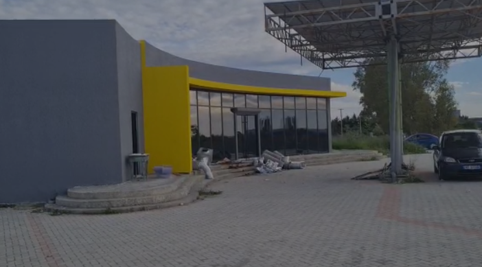 VIDEO/ Detaje nga laboratori i drogës në Lushnjë, si u përshtat karburanti në godinë kultivimi kanabisi