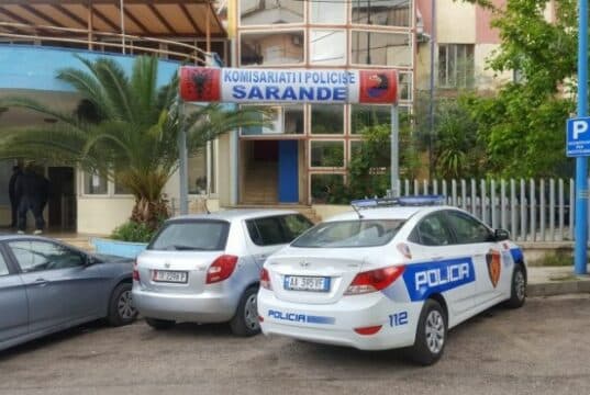 Sarandë, 60-vjeçarin e dhunojnë dhe i marrin një shumë parash