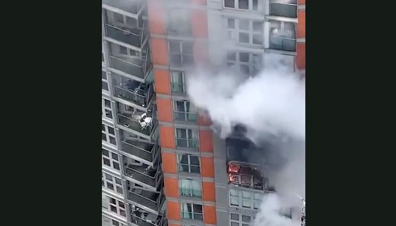 Ndërtesa 19-katëshe në Londër përfshihet nga flakët, angazhohen më shumë se 100 zjarrfikës