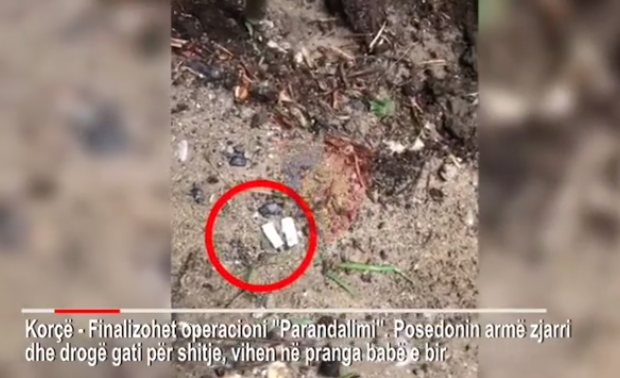 Kapen me automatik e heroinë në lokal, arrestohen babë e bir në Korçë