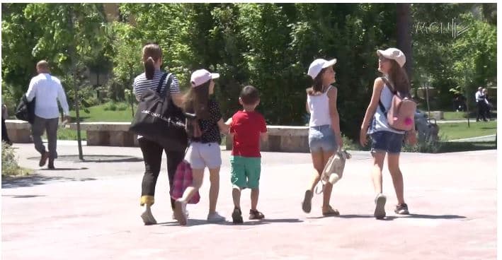 Qytetarët lënë vaksinën, i drejtohen plazheve (VIDEO)