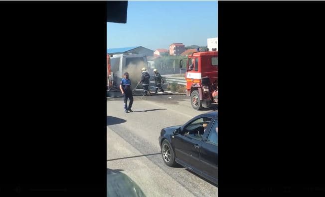 Digjet një furgon në hyrje të Kavajës (VIDEO)