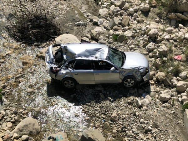 Makina bie nga ura në lumin Osum në Berat, plagoset rëndë shoferja